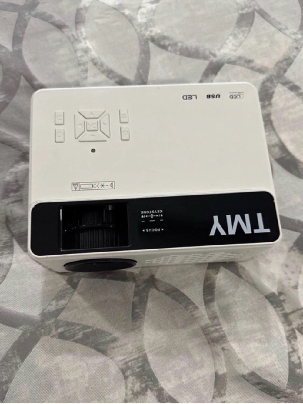 White Portable LED Mini Projector with USB - Picture 2 of 9